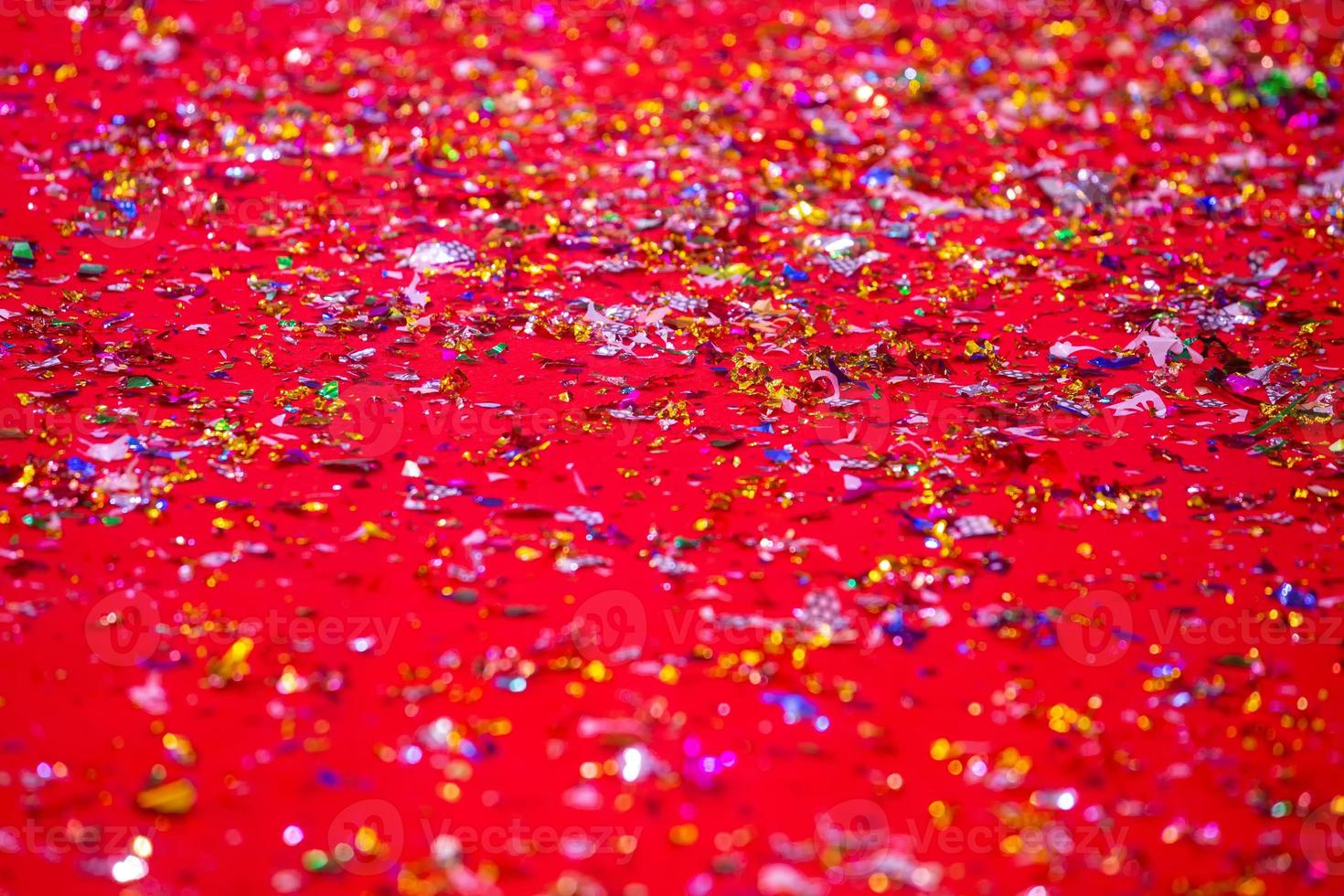 ouro ou prata plástico atacadores cobrir em a vermelho tapete. vermelho brilhar textura abstrato fundo. foto