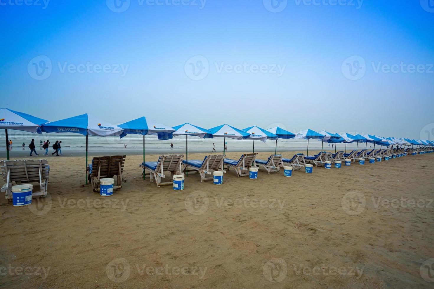 a cedo manhã céu e Sol Visão do a mais longo mar de praia cox's bazar, chattagram. foto