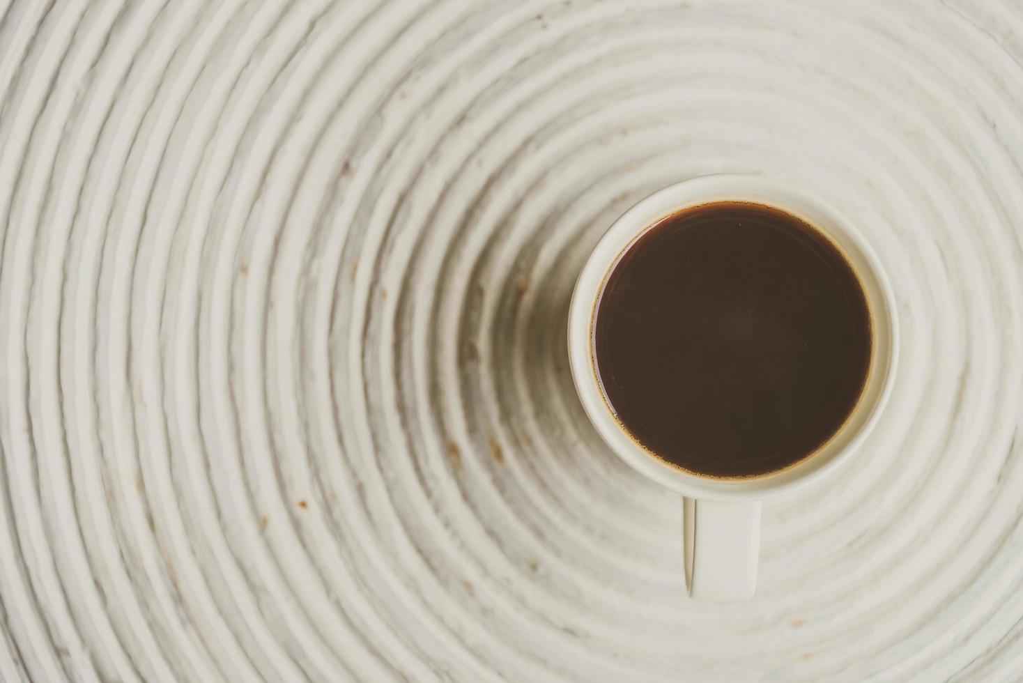 ponto de foco seletivo no café preto na xícara branca foto