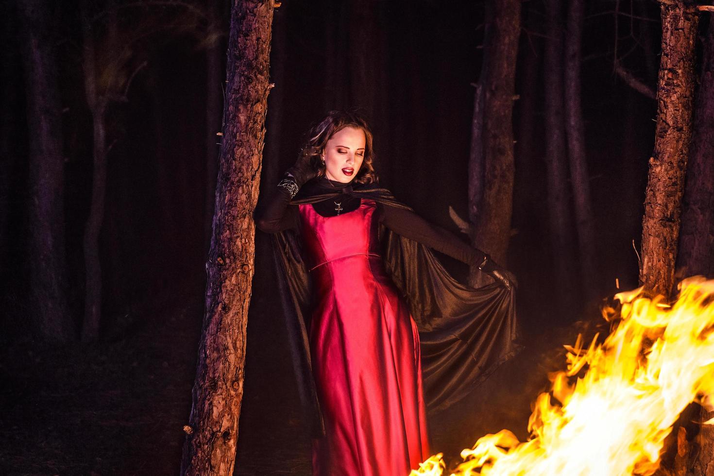 garota sozinha à noite na floresta preparando uma poção e maravilhas para o casamento foto