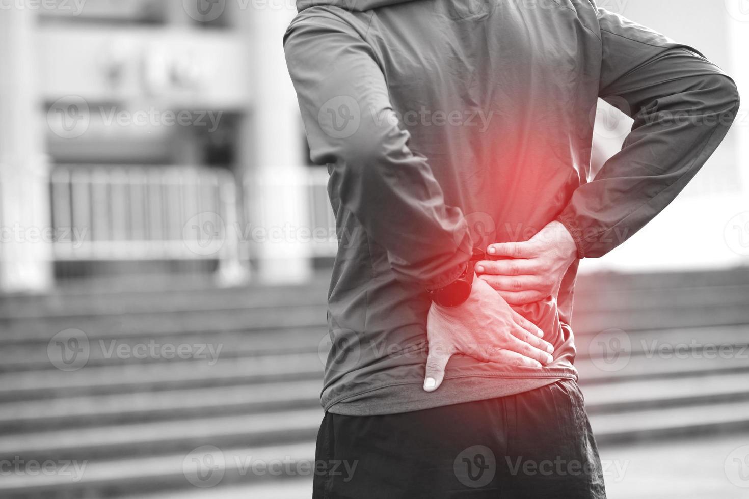 homem infeliz que sofre de lesão esportiva durante o exercício, com dor lombar na coluna com dor nas costas. pessoas, cuidados de saúde ou conceito médico e de estilo de vida. foto