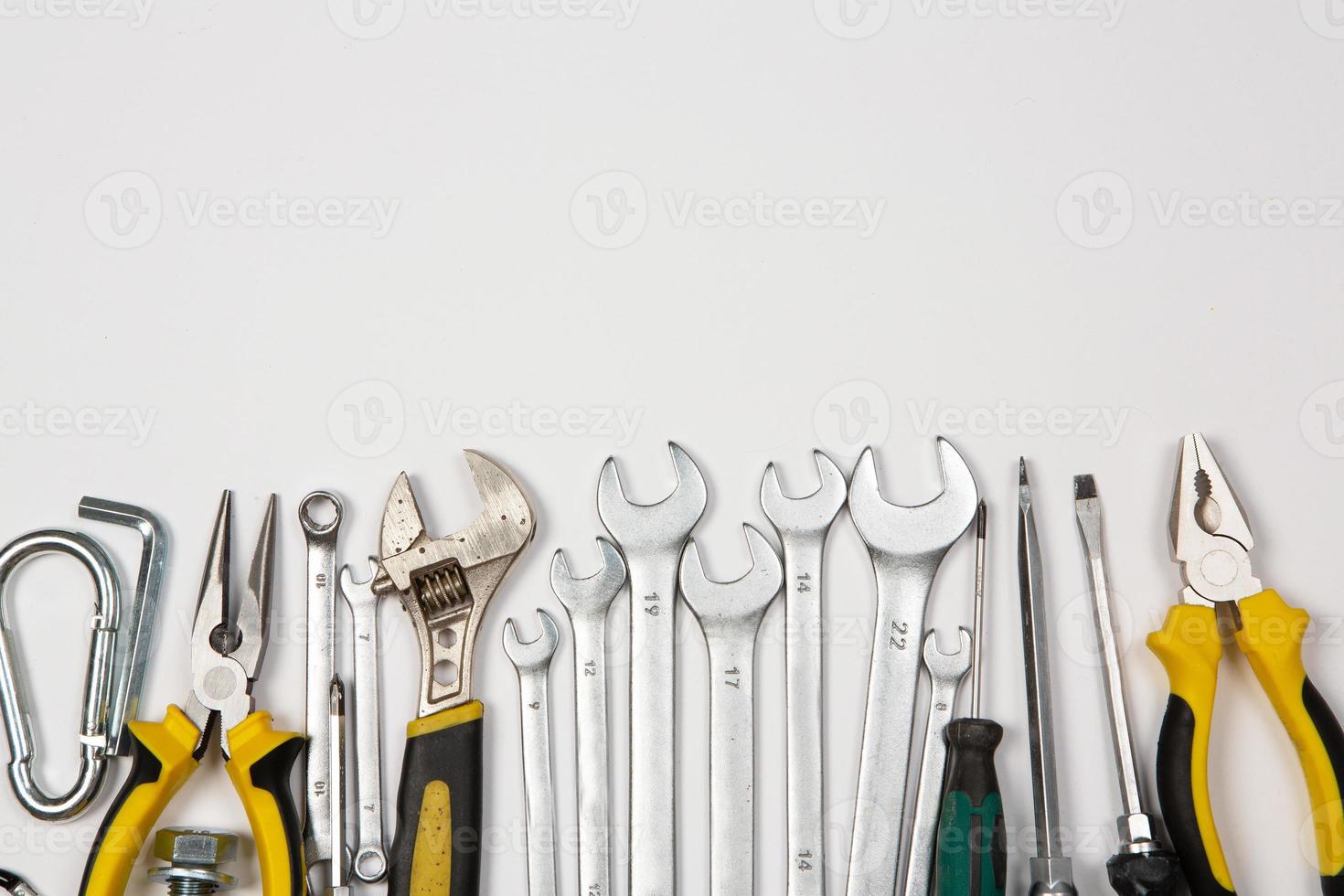 conjunto do Ferramentas para reparar dentro uma caso em uma branco fundo. sortido trabalhos ou construção ferramentas. chaves inglesas, alicate, Chave de fenda. topo Visão foto