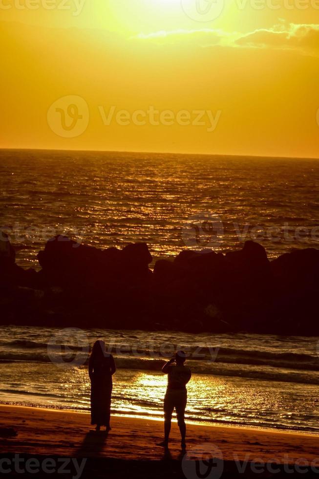 pôr do sol sobre o mar foto