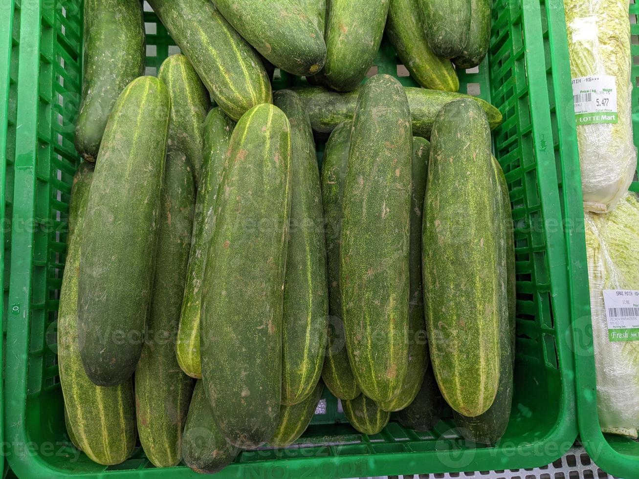 fechar acima foto do fruta e vegetal em supermercado prateleira. a foto é adequado para usar para fruta e vegetal fundo e promoção conteúdo meios de comunicação.