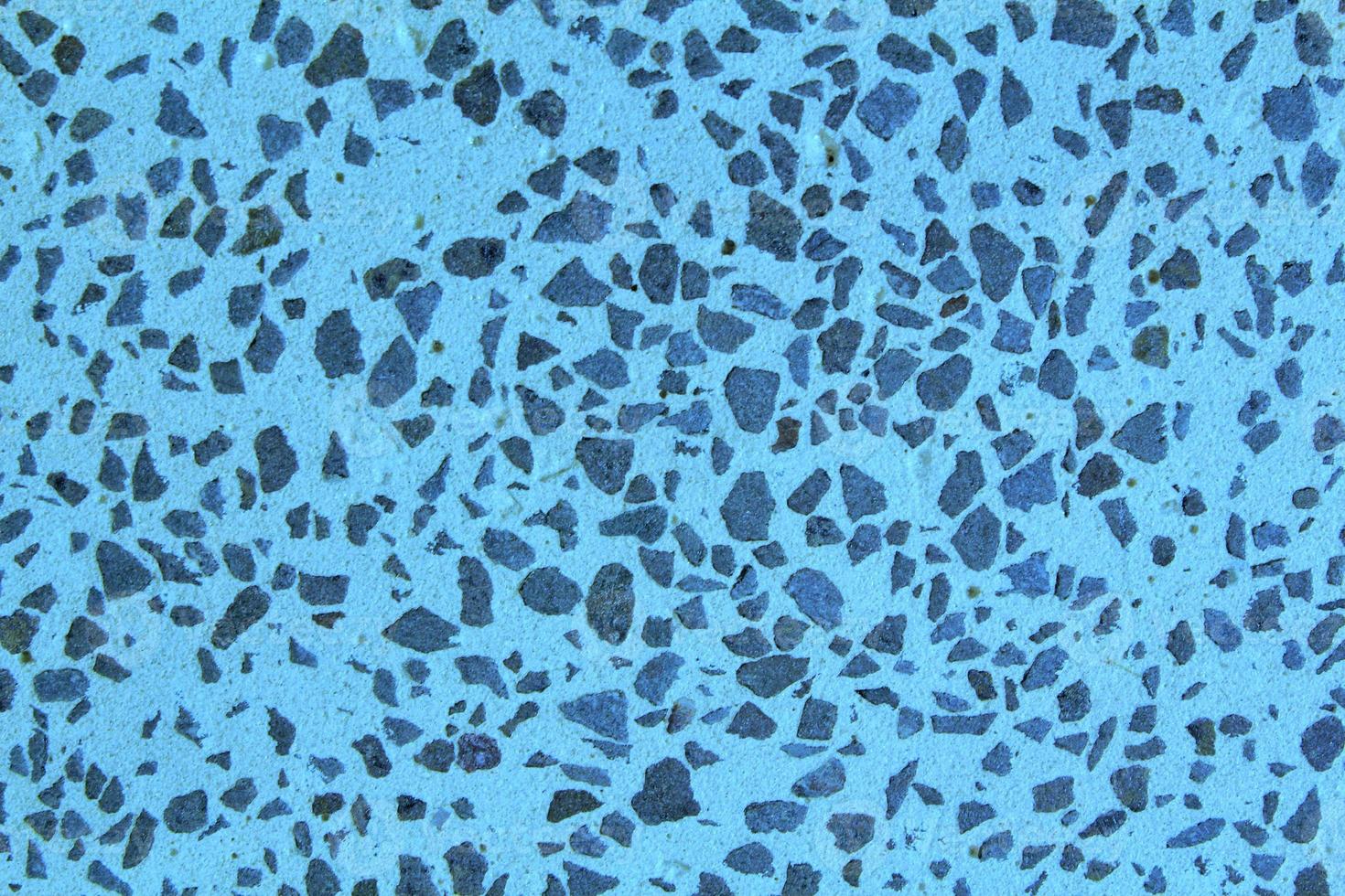 concreto azul chão com multicolorido mármore e pequeno natural esmagado pedras inserido. pedrinhas texturizado fundo. decorativo rude superfície granito. cascalho parede material. pequeno Rocha pano de fundo foto