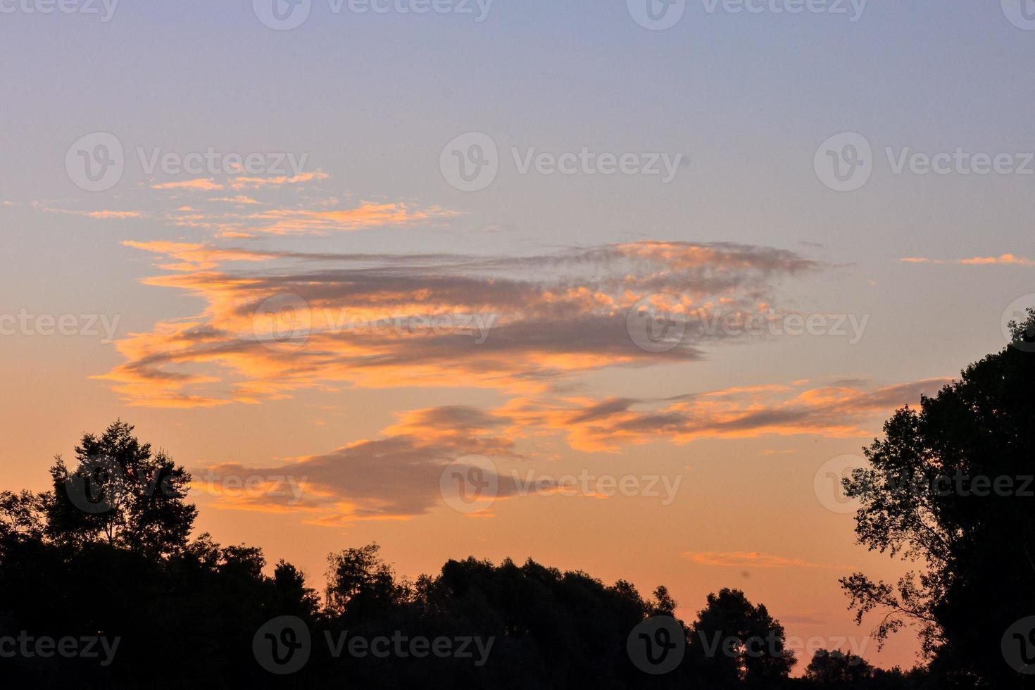 céu colorido ao pôr do sol foto