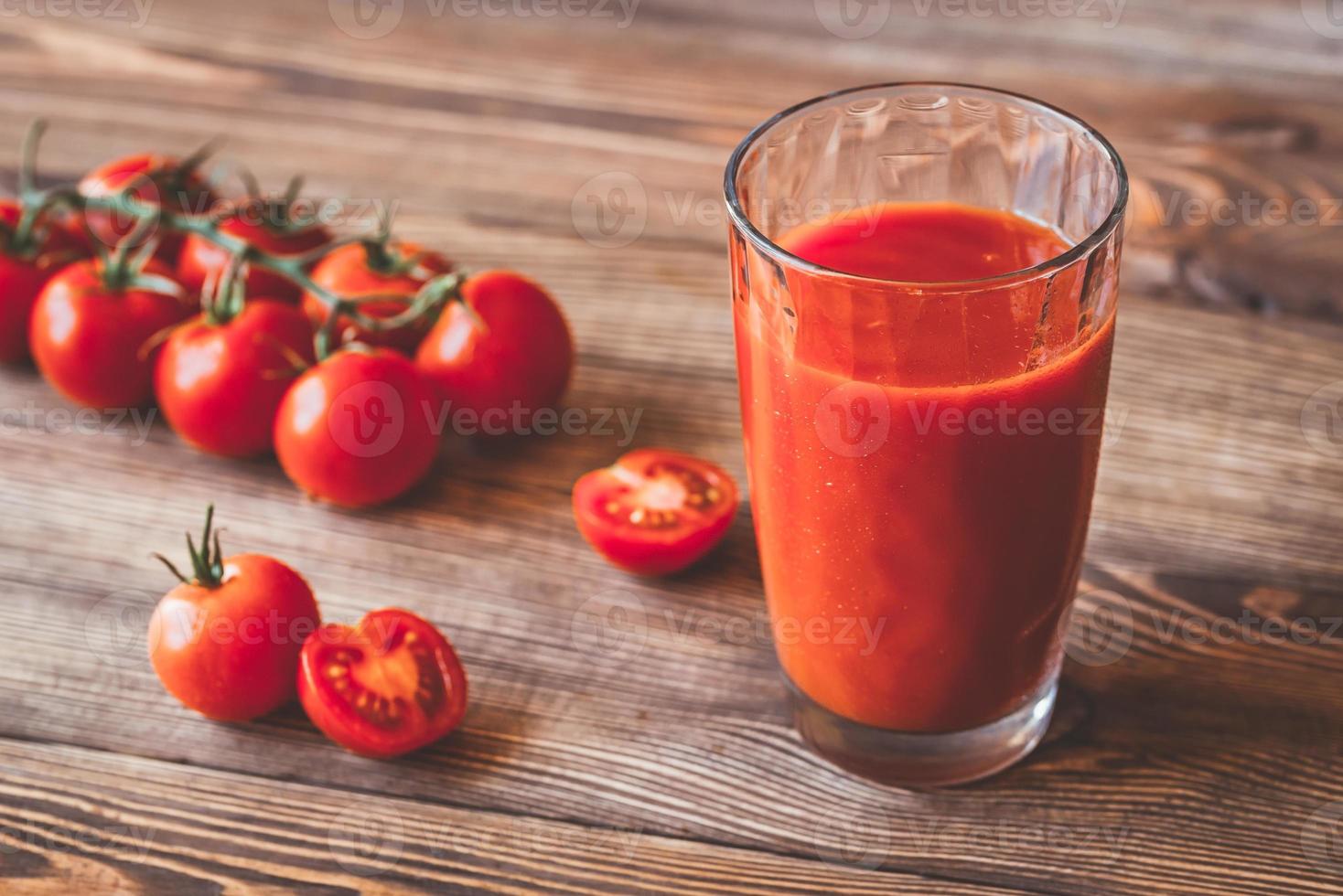 Um copo de suco de tomate foto