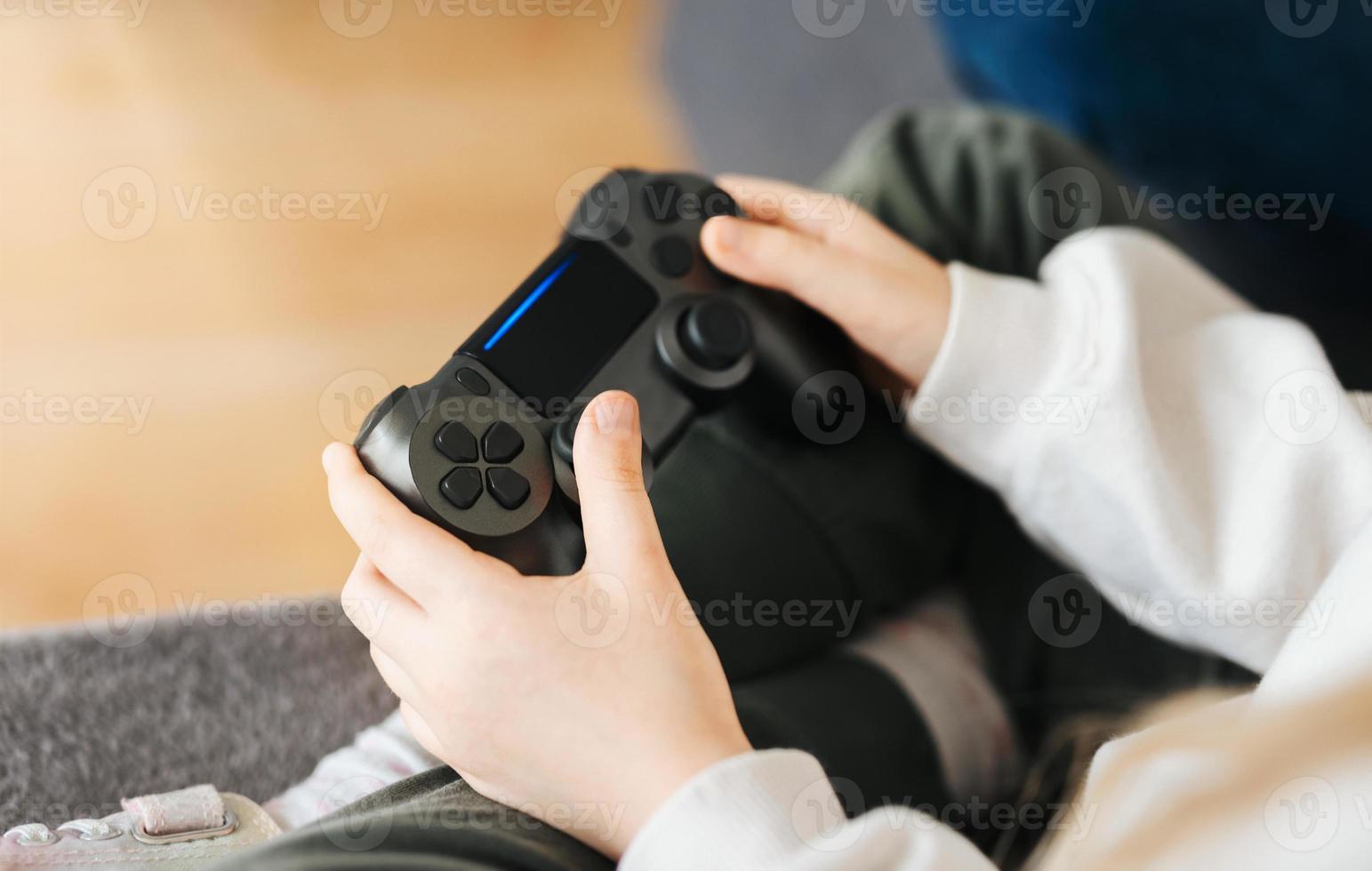 pequeno menina jogando em jogos console foto