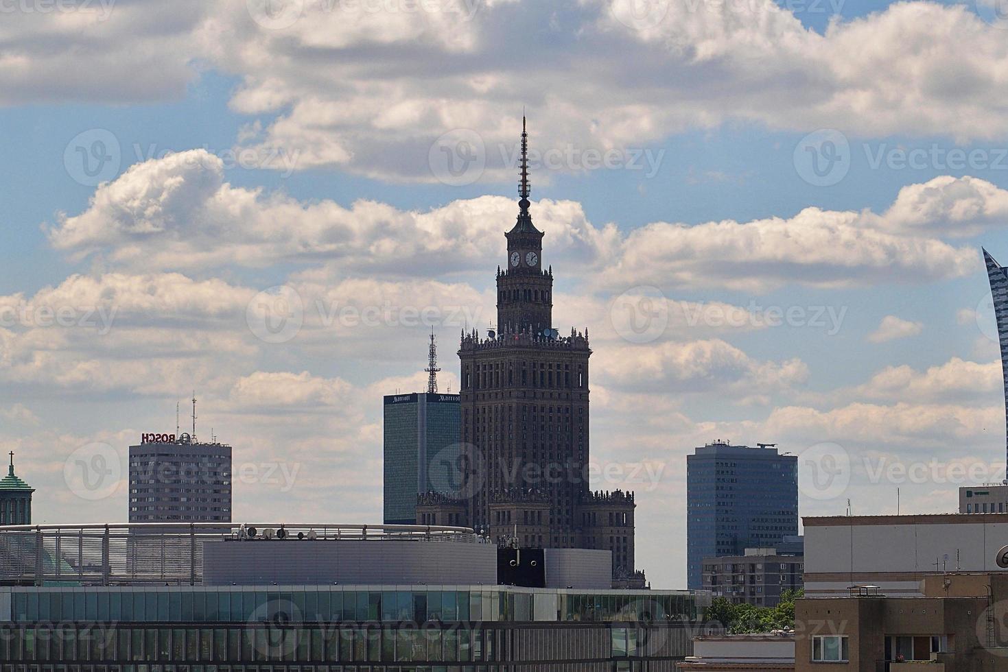 uma Visão a partir de acima do a Varsóvia velho cidade e a em torno da edifícios em uma verão dia foto