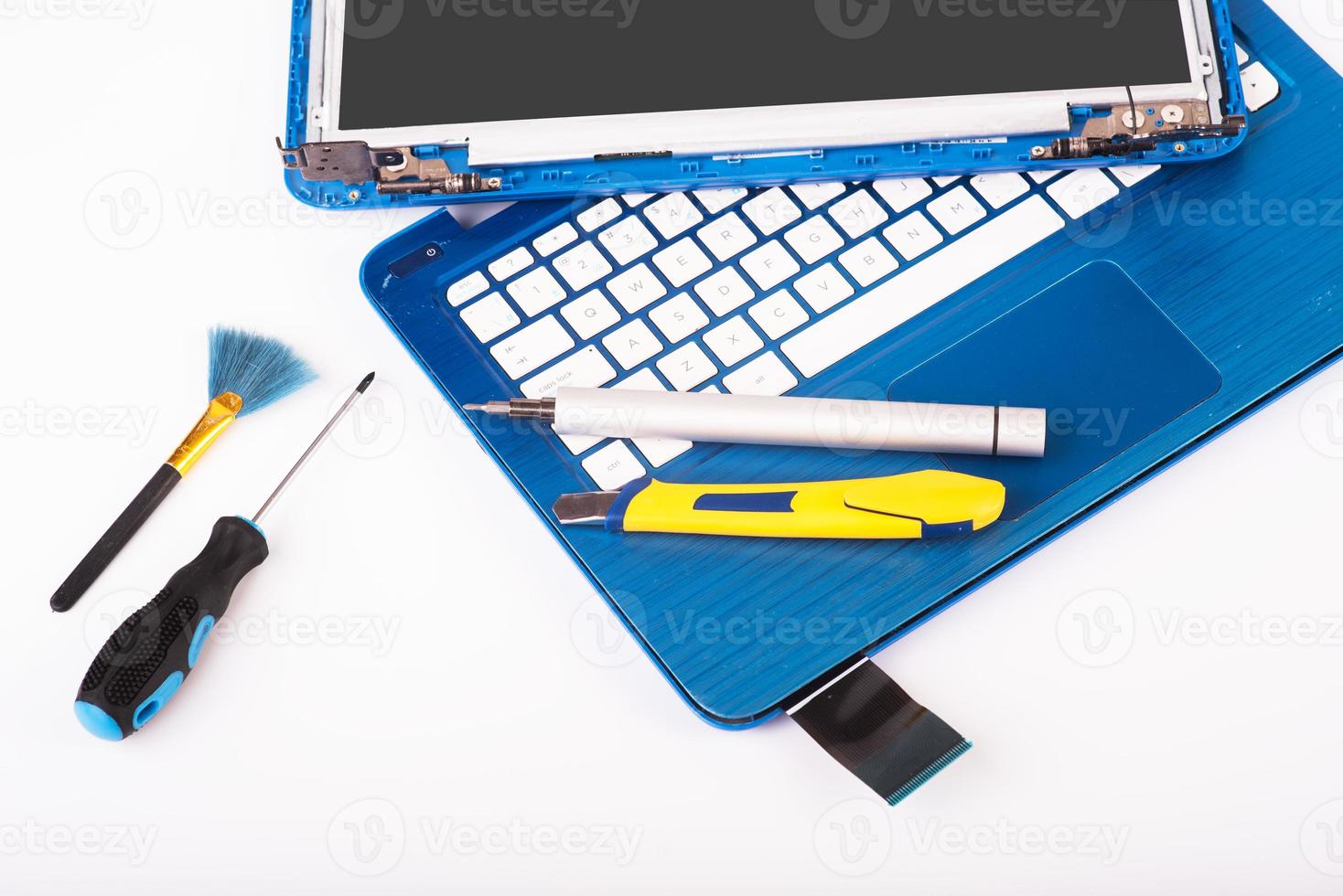 o engenheiro repara laptop azul, pc, computador e a tela. substituição da tela do notebook. instala a CPU do equipamento foto