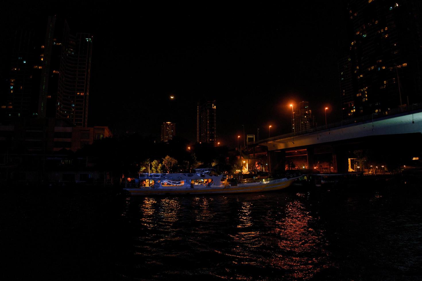 Tailândia rio cruzeiro noite foto