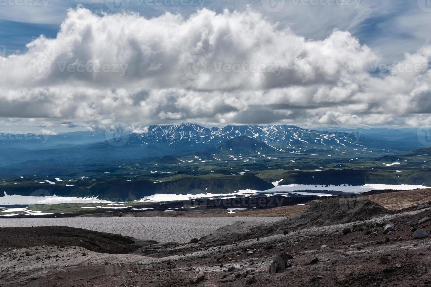 lindo montanha nublado panorama foto