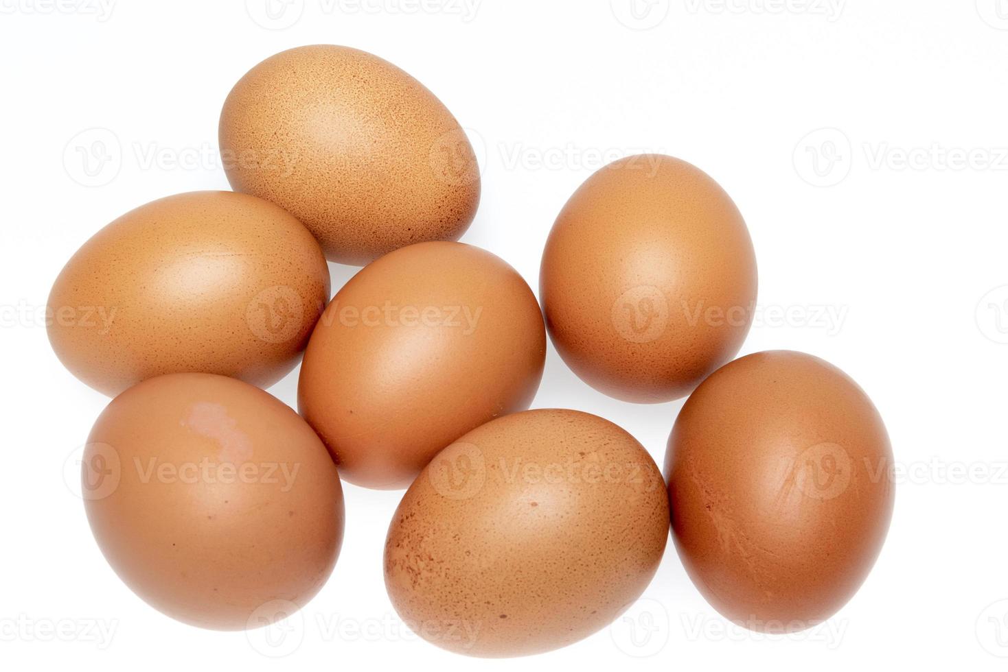 Castanho frango ovo isolado em branco fundo foto
