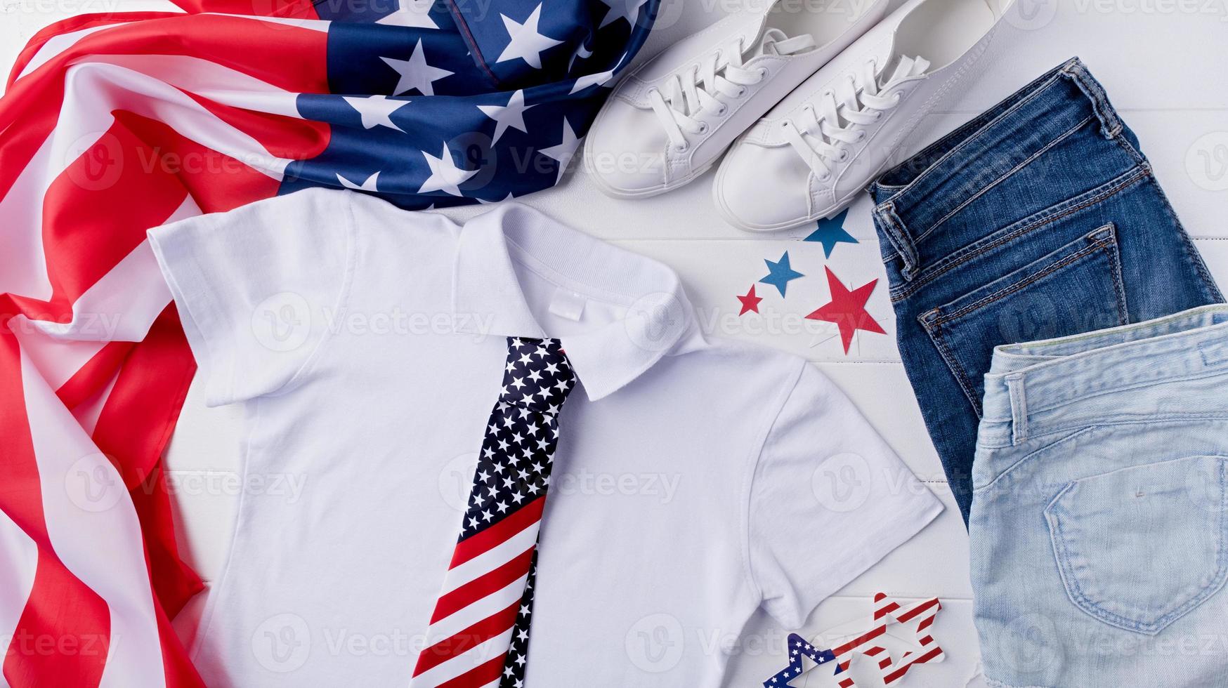 branco pólo camisa com EUA bandeira para brincar projeto, quarto Julho celebração foto