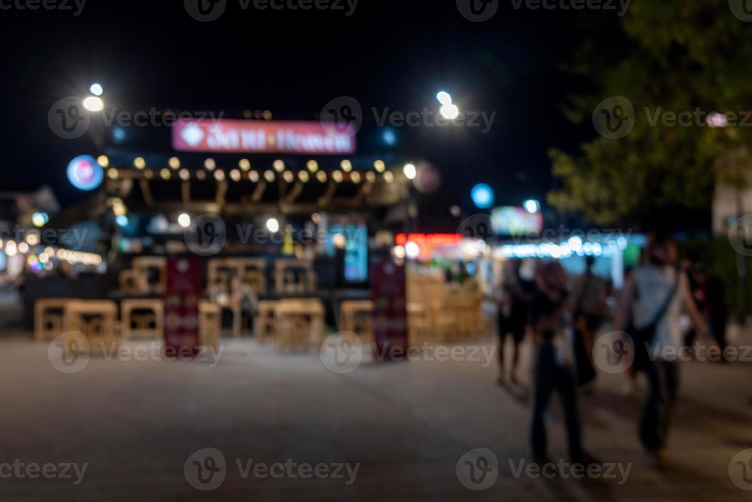 borrão pessoa fundo Comida rua festival às noite mercado. foto