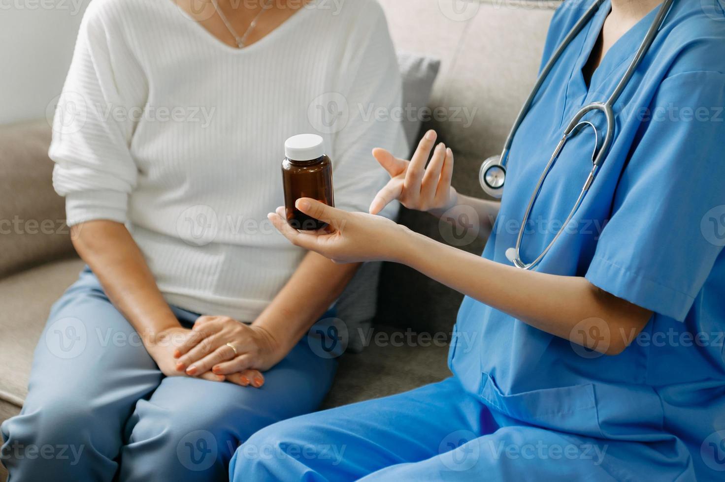 médico consultando o paciente discutindo algo e apresentando resultados no relatório, medicina e cuidados de saúde. foto