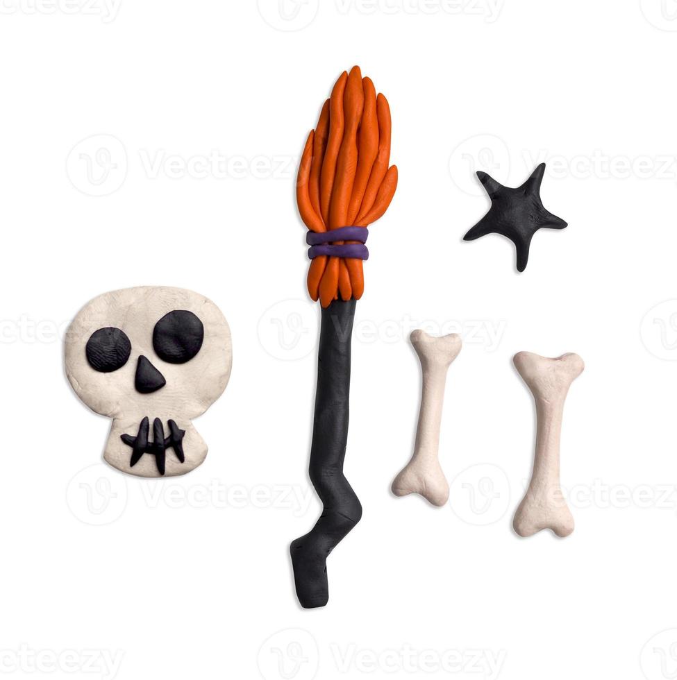 festivo dia das Bruxas feito à mão conjunto do plasticina. vassoura, crânio, ossos. plasticina 3d ilustração foto