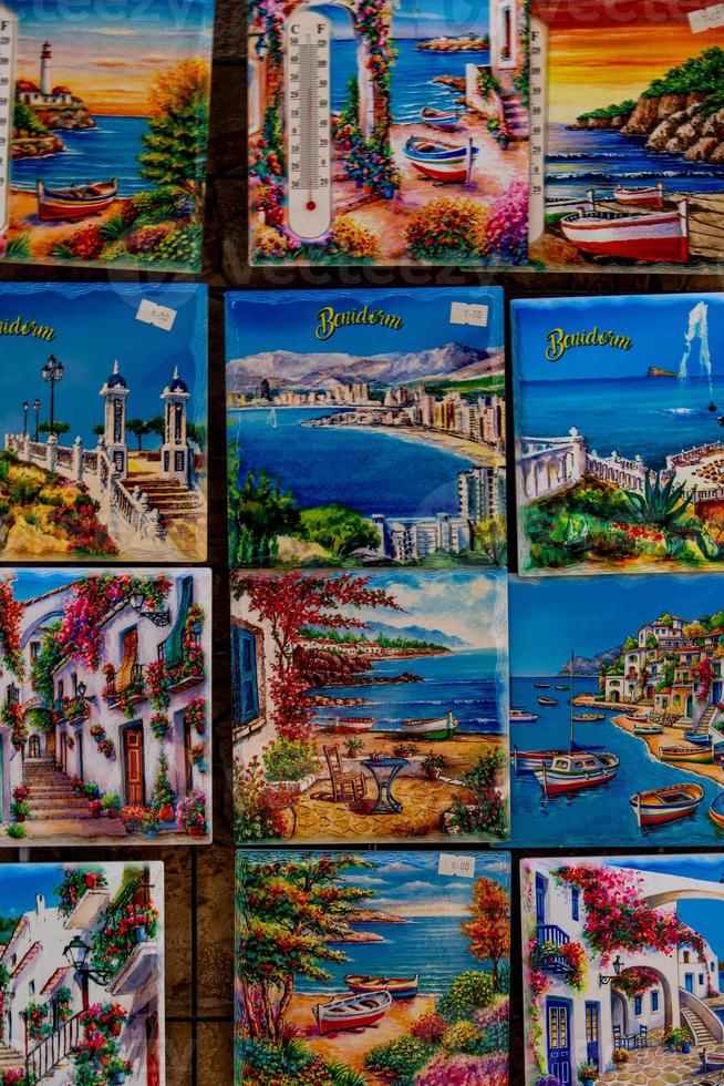 cerâmico azulejos recordações dentro uma fazer compras dentro a sul do Espanha dentro uma turista cidade, colorida arte trabalhos manuais fundo foto