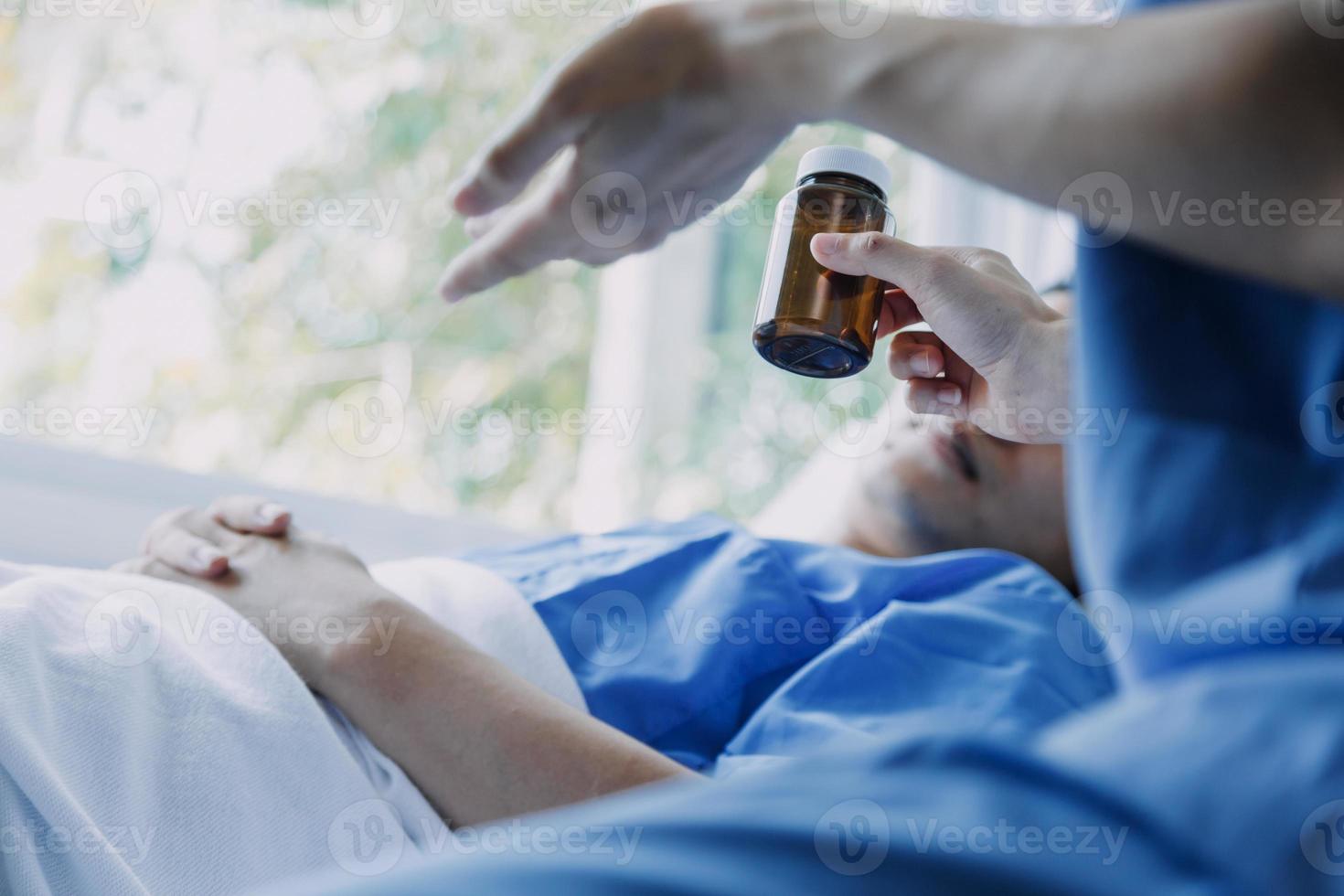 lado Visão do diverso médicos examinando ásia fêmea paciente dentro cama dentro enfermaria às hospital. foto