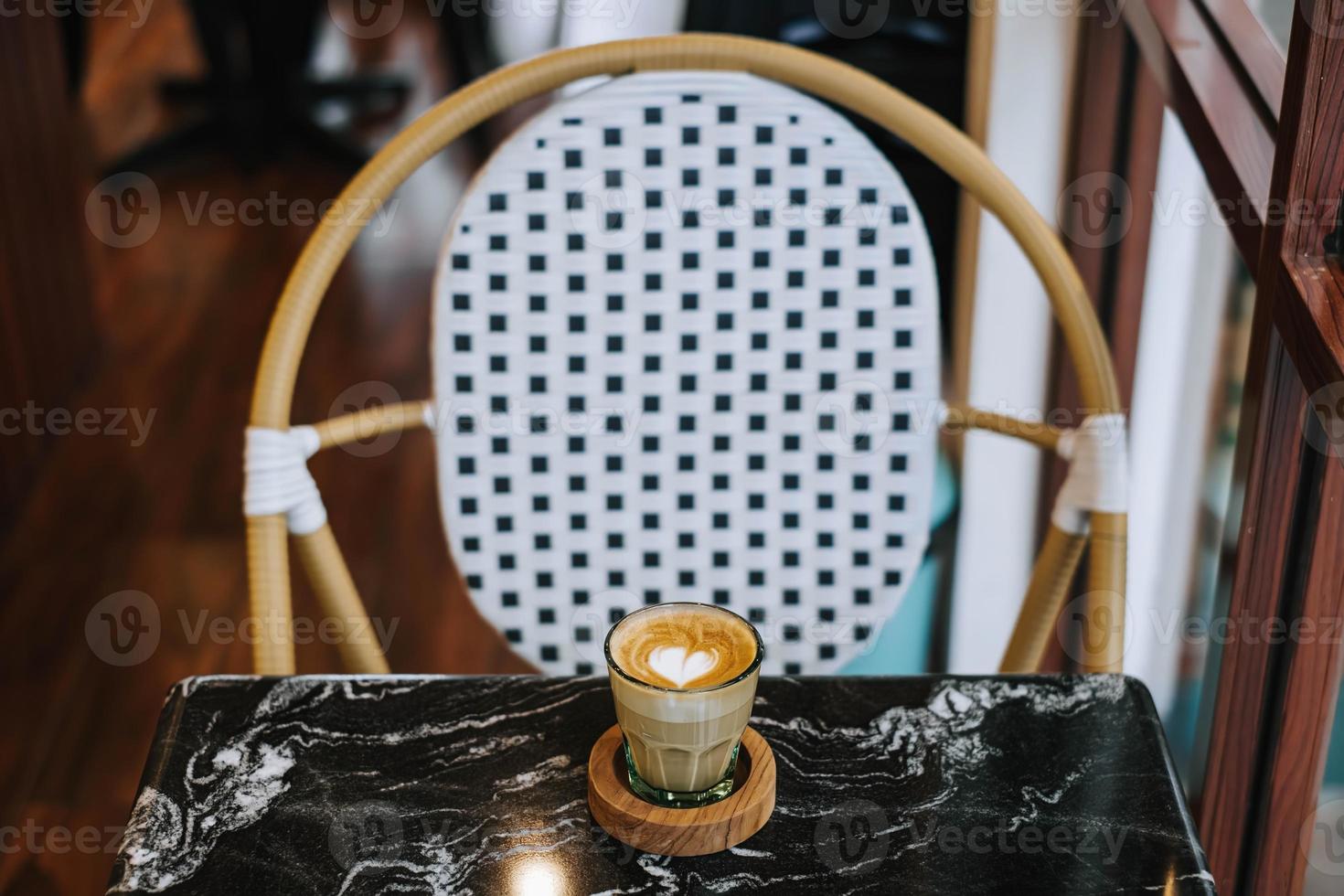 café café com leite em uma Preto mármore mesa foto