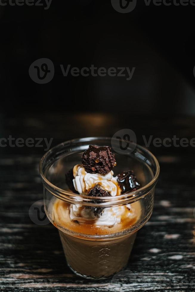uma vidro do gelo creme com café e adicional brownies foto
