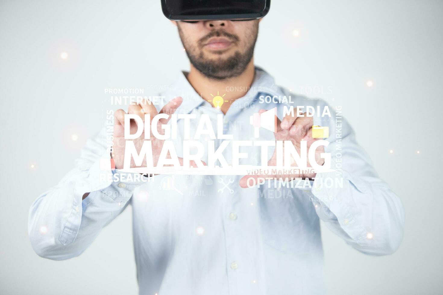 homem vestindo virtual realidade óculos com digital marketing palavras acima dele cabeça. foto