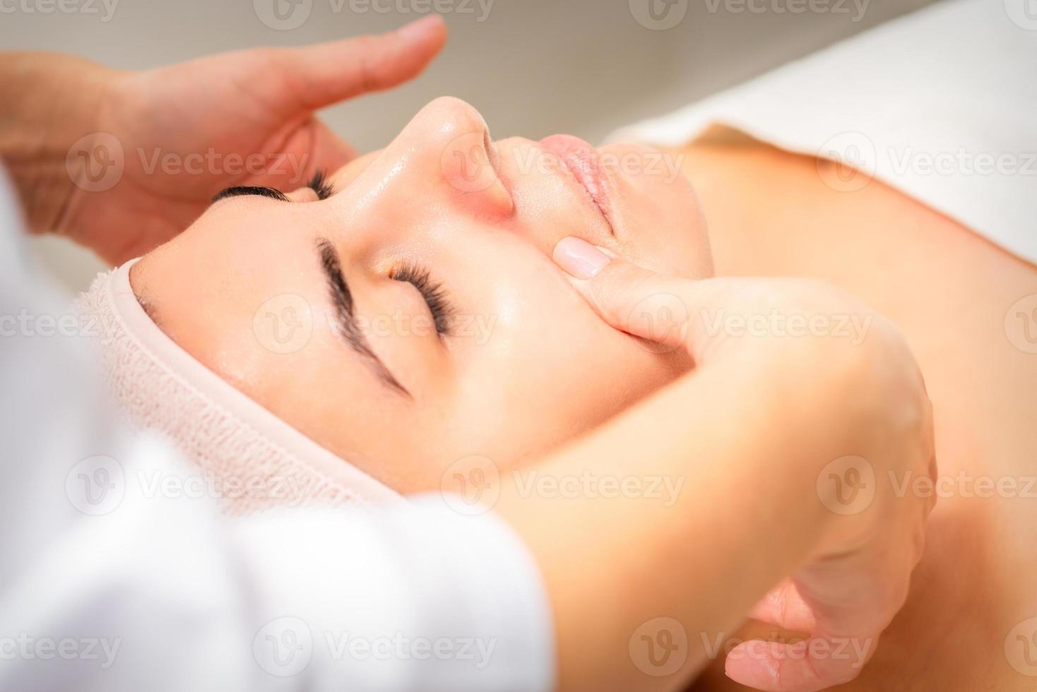 esteticista fazer linfático drenagem face massagem ou lifting facial massagem às a beleza salão. foto