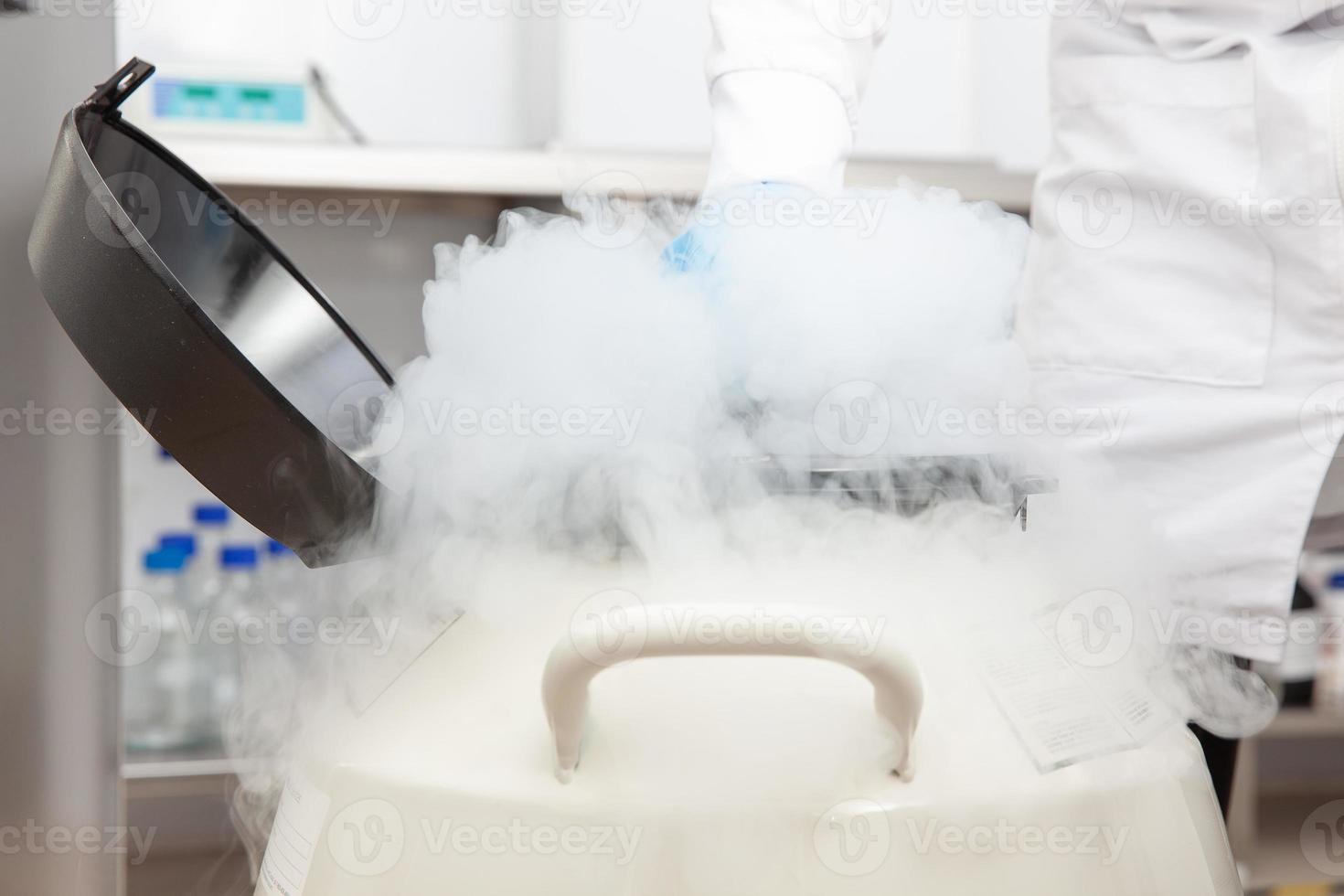 tanque criogênico de nitrogênio líquido em laboratório de ciências biológicas foto