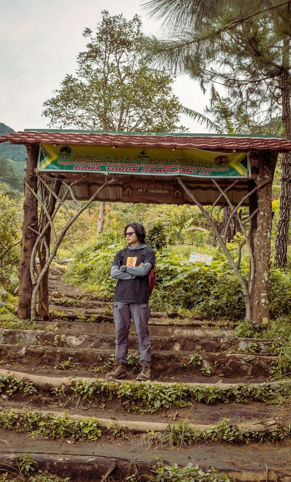 homem obteve viagem em a floresta indo para pico montanha em Semarang central Java. a foto é adequado para usar para aventura conteúdo meios de comunicação, natureza poster e floresta fundo.