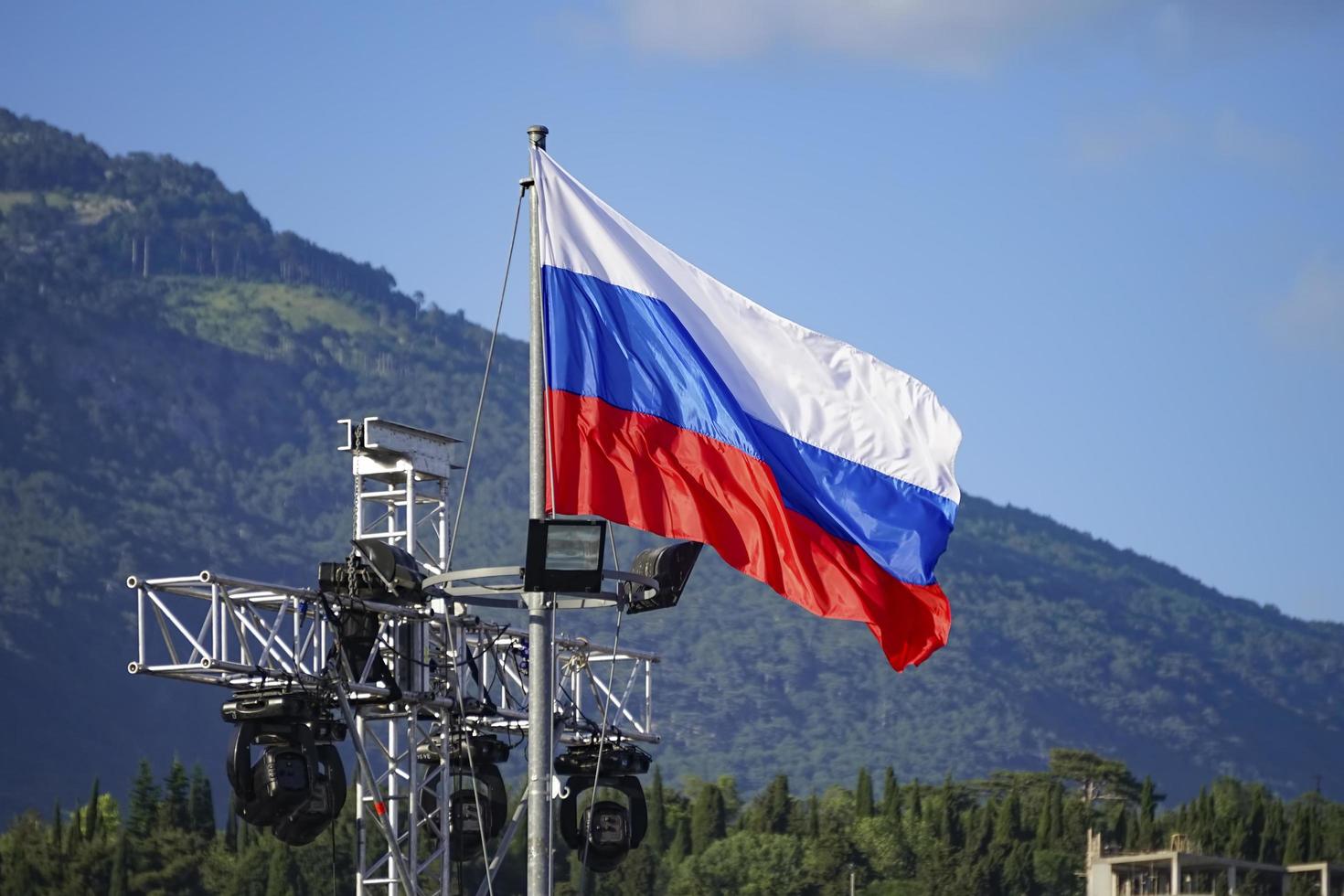 bandeira russa com fundo de montanhas em yalta, crimeia foto