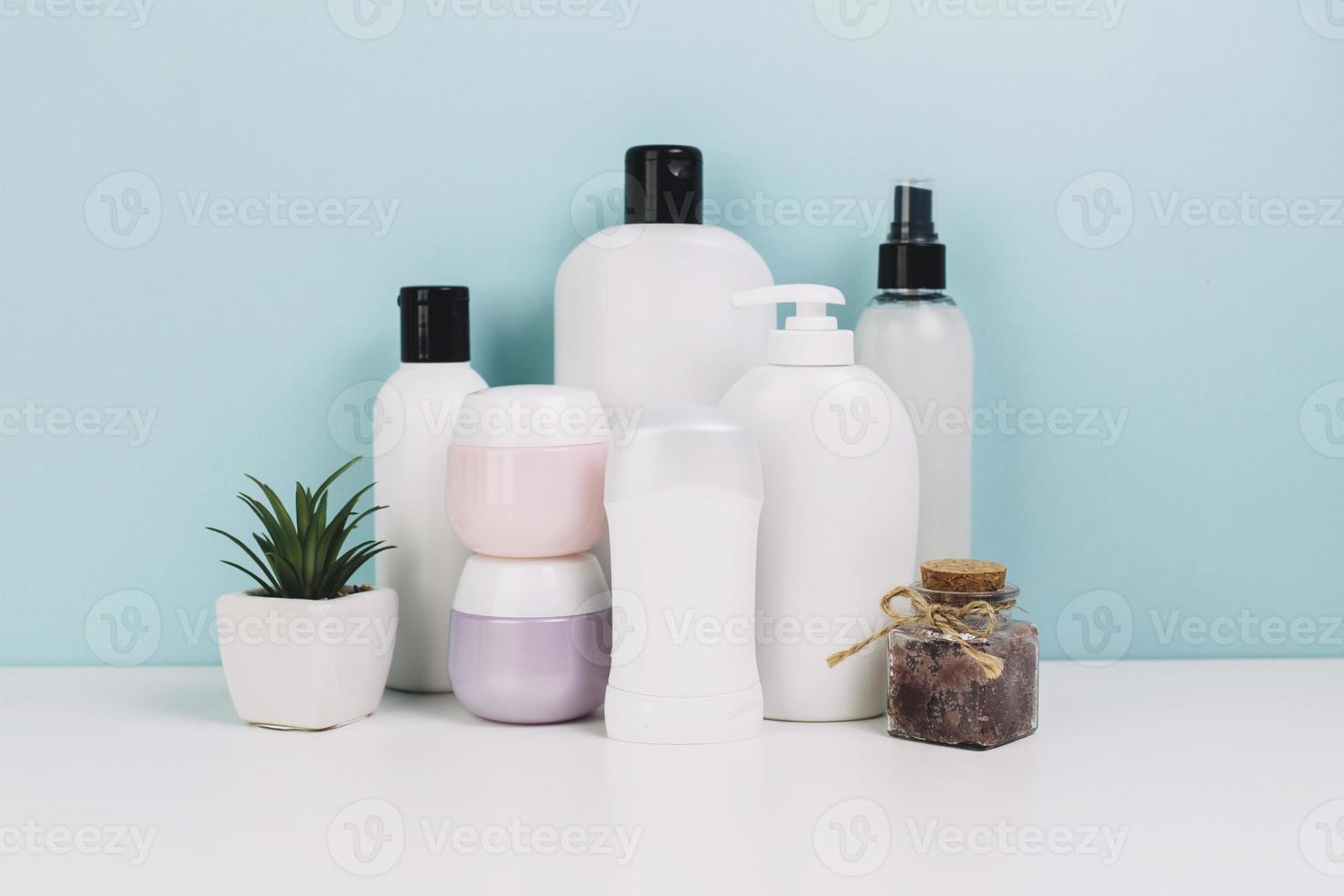 frascos e frascos de cosméticos perto da fábrica foto