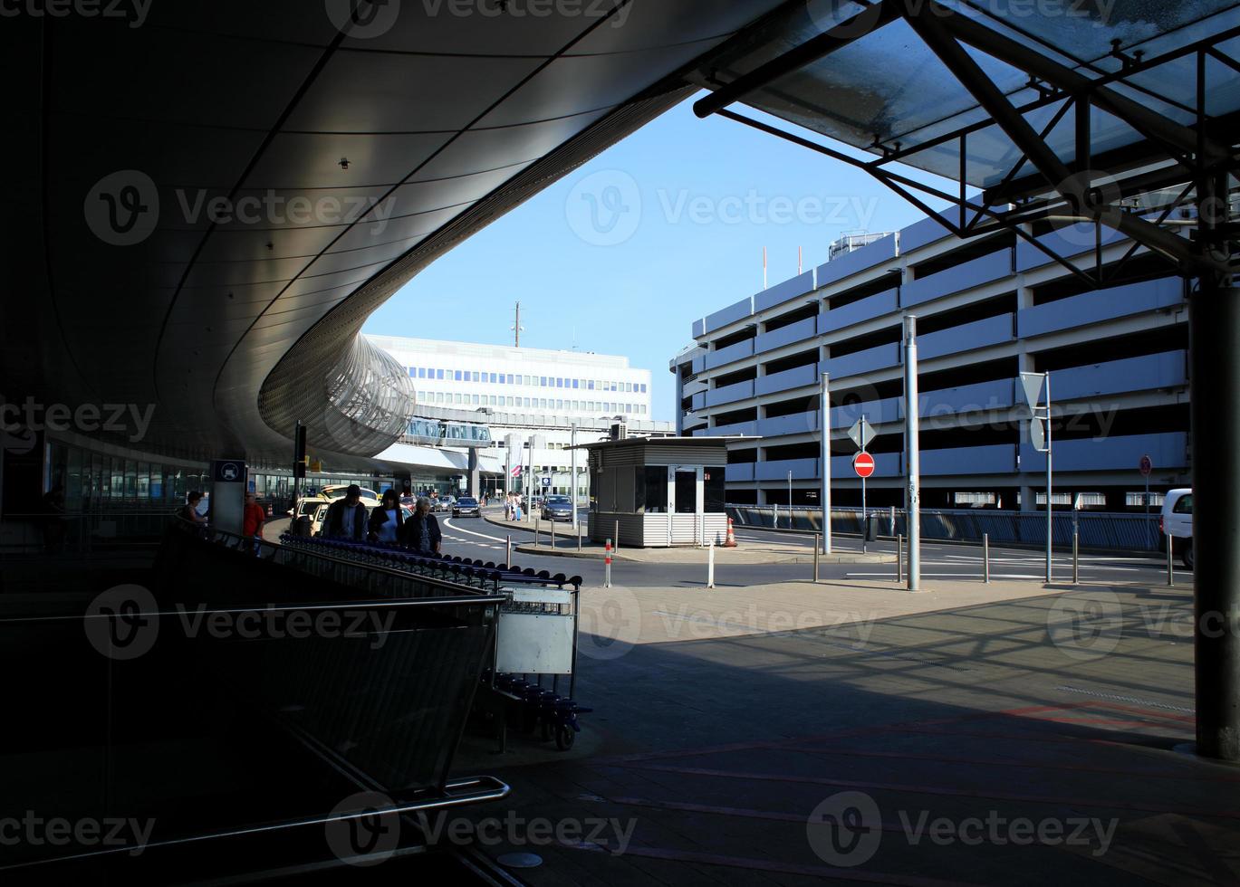 Düsseldorf, Alemanha, quarta-feira 12 abril 2023 internacional aeroporto pessoas caminhando e viajando dentro Europa Alto qualidade fundo feriados impressões foto