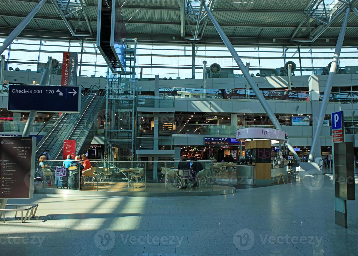 Düsseldorf, Alemanha, quarta-feira 12 abril 2023 internacional aeroporto pessoas caminhando e viajando dentro Europa Alto qualidade fundo feriados impressões foto