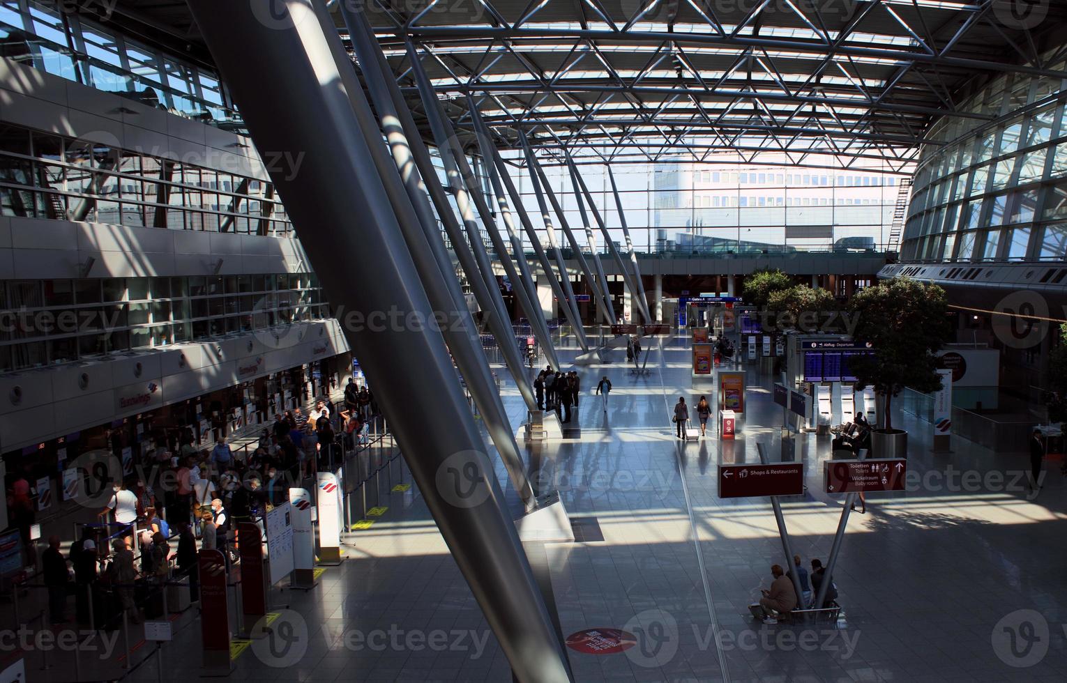 Düsseldorf, Alemanha, quarta-feira 12 abril 2023 internacional aeroporto pessoas caminhando e viajando dentro Europa Alto qualidade fundo feriados impressões foto