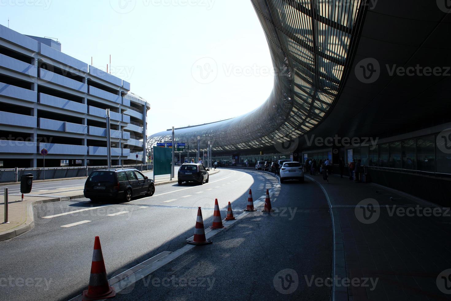 Düsseldorf, Alemanha, quarta-feira 12 abril 2023 internacional aeroporto pessoas caminhando e viajando dentro Europa Alto qualidade fundo feriados impressões foto