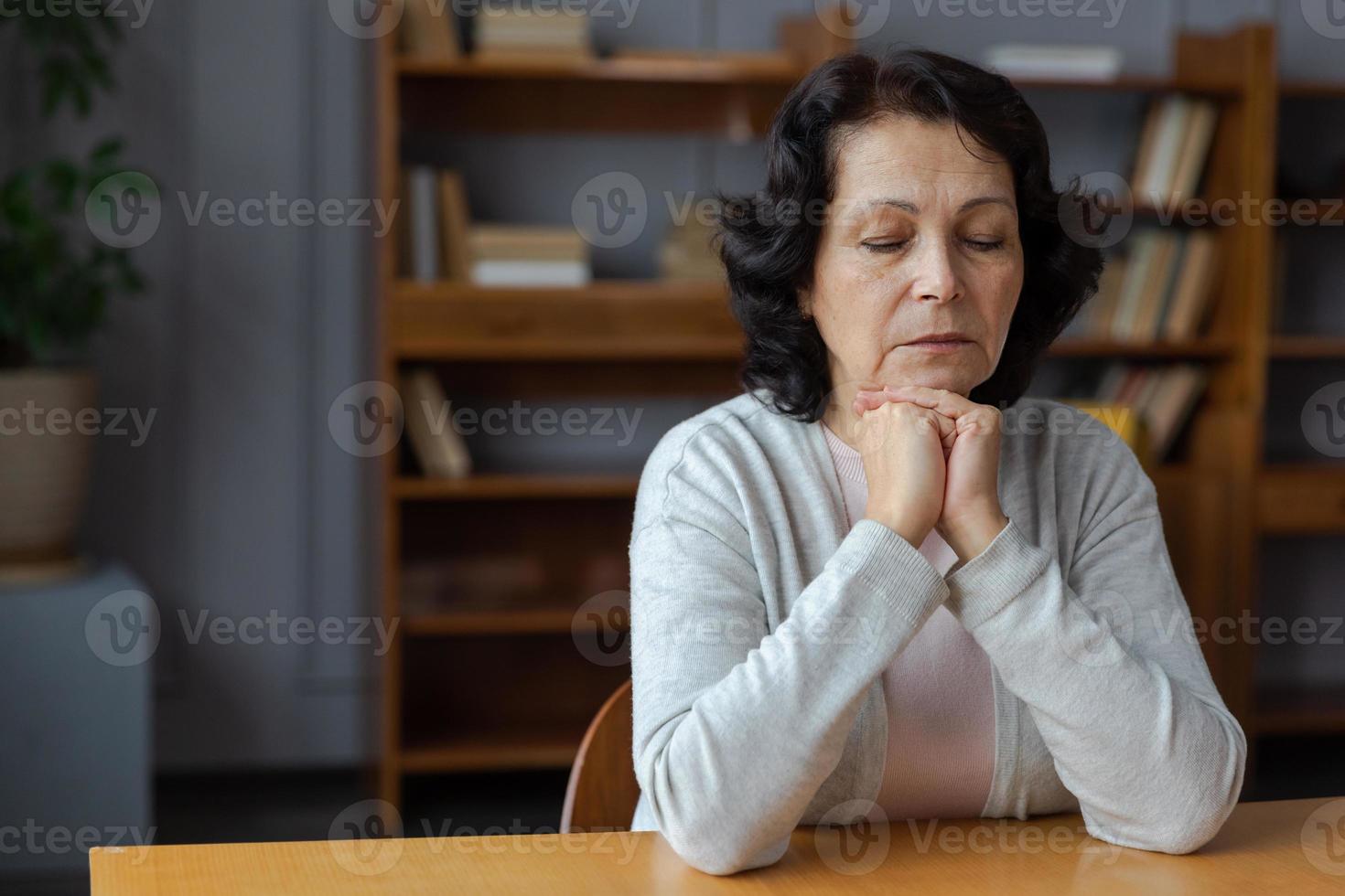 triste cansado eu vou doente solitário desapontado Mais velho Senior mulher sentado às casa sozinho. infeliz maduro avó experimentando pesar relativo morte mau notícias. estressado mais velho senhora sofrimento a partir de solidão. foto