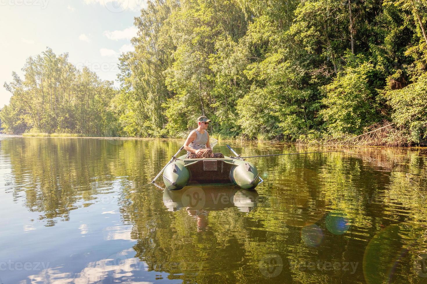 pescador em um barco foto