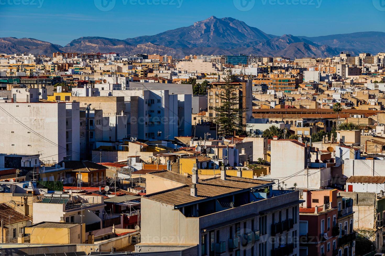 Visão em uma ensolarado dia do a cidade e colorida edifícios a partir de a ponto de vista alicante Espanha foto