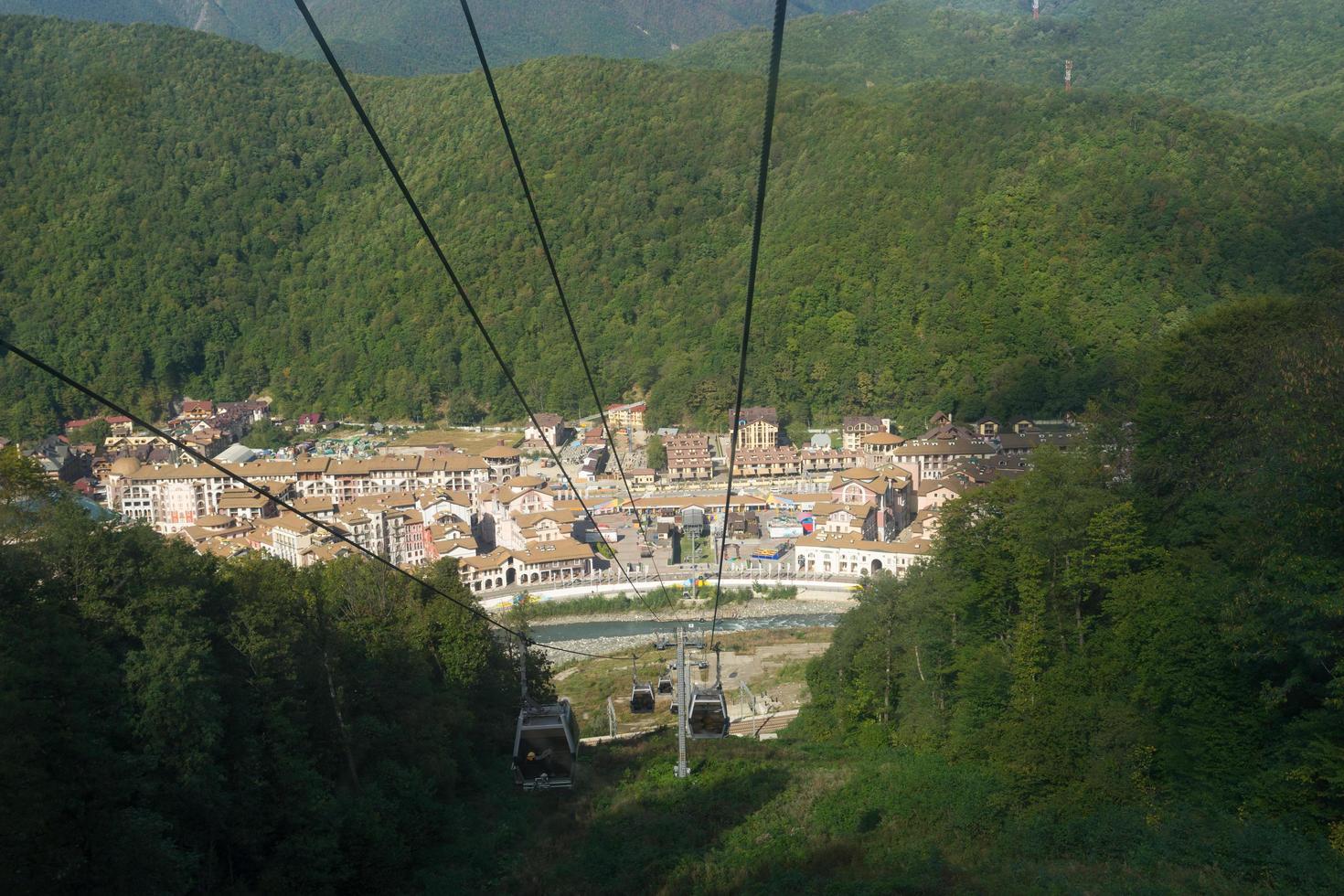 paisagem de bonde celeste ou bondes levando a uma cidade entre montanhas foto