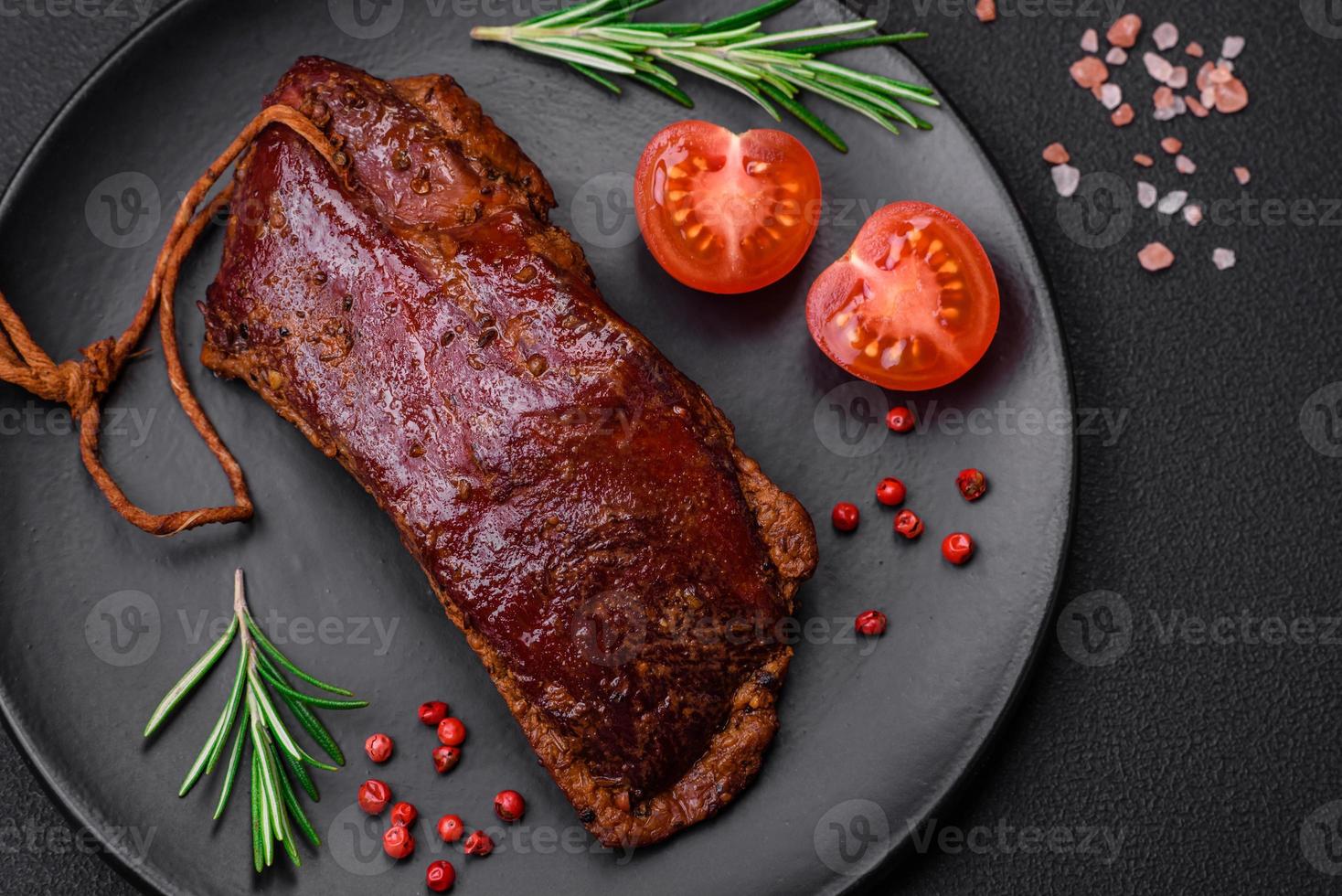 delicioso Pato filé ou seio grelhado ou defumado com especiarias e sal foto