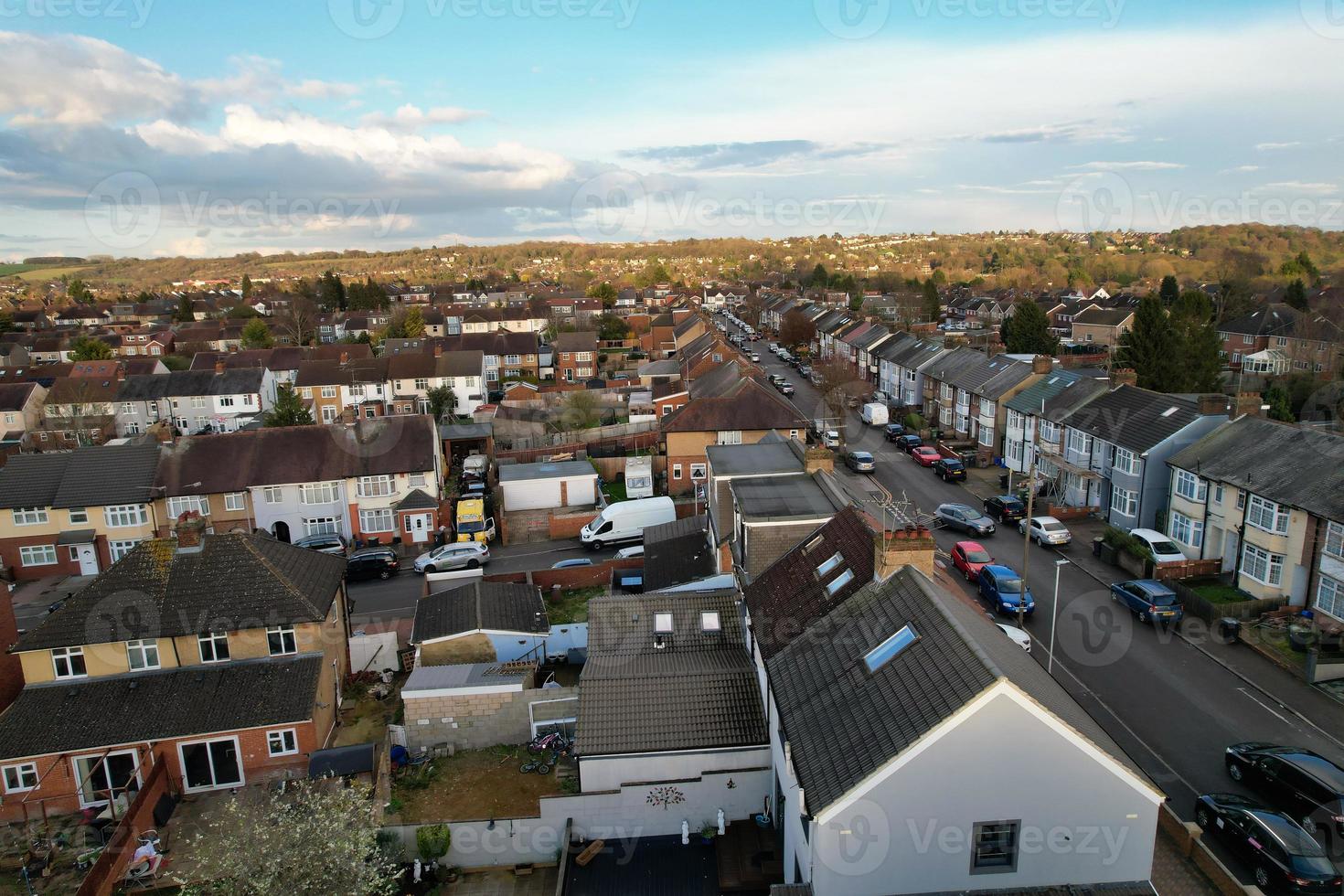 aéreo Visão do luton residencial distrito do santo augustina ave luton Inglaterra Inglaterra ótimo bretanha. a imagem estava capturado em 06 de abril de 2023 com drones Câmera durante pôr do sol foto