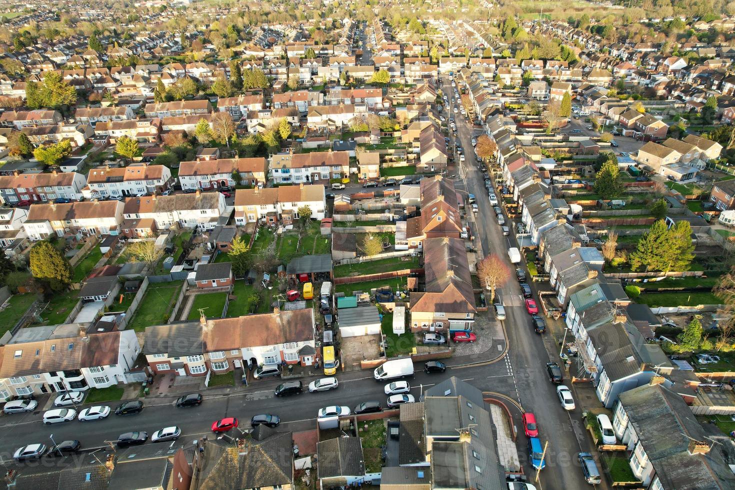 aéreo Visão do luton residencial distrito do santo augustina ave luton Inglaterra Inglaterra ótimo bretanha. a imagem estava capturado em 06 de abril de 2023 com drones Câmera durante pôr do sol foto