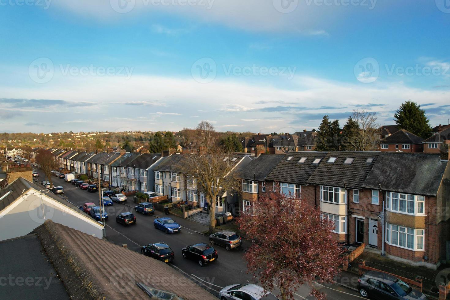 aéreo Visão do luton residencial distrito do santo augustina ave luton Inglaterra Inglaterra ótimo bretanha. a imagem estava capturado em 06 de abril de 2023 com drones Câmera durante pôr do sol foto