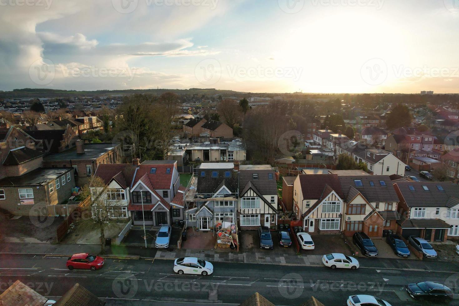 aéreo Visão do luton residencial distrito do santo augustina ave luton Inglaterra Inglaterra ótimo bretanha. a imagem estava capturado em 06 de abril de 2023 com drones Câmera durante pôr do sol foto