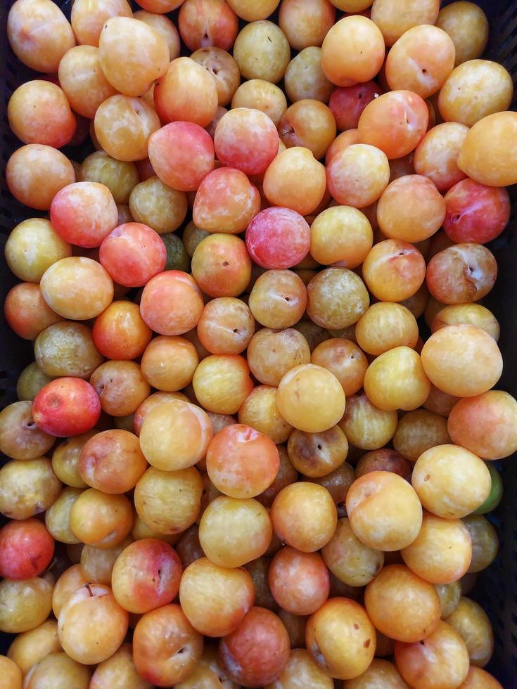 fresco paixão fruta dentro a mercado, orgânico massa paixão maduro fruta foto