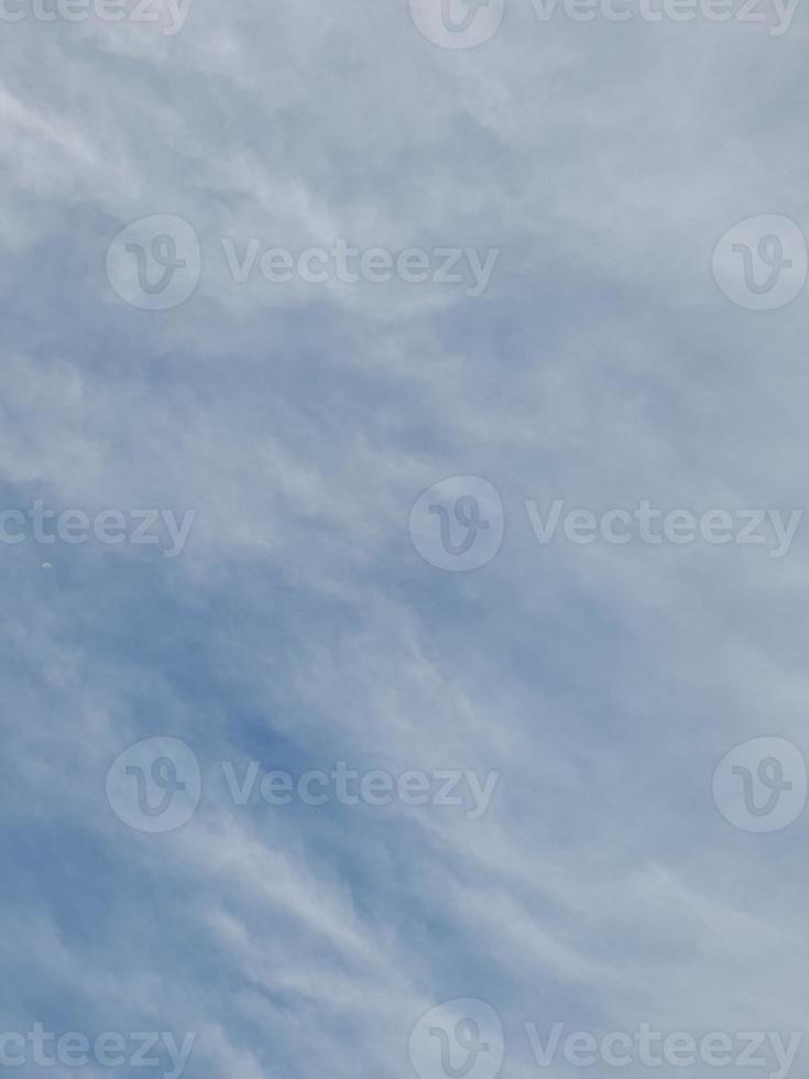 lindas nuvens brancas sobre fundo de céu azul profundo. grandes nuvens fofas e brilhantes cobrem todo o céu azul. foto