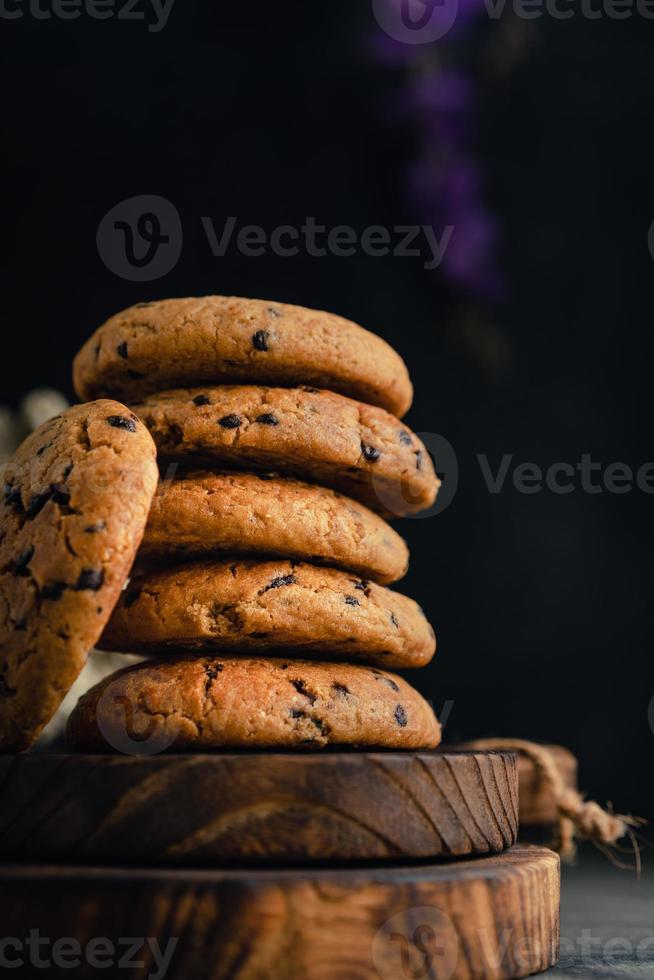 caseiro chocolate lasca biscoitos em rústico de madeira montanha-russa e abstrato fundo foto