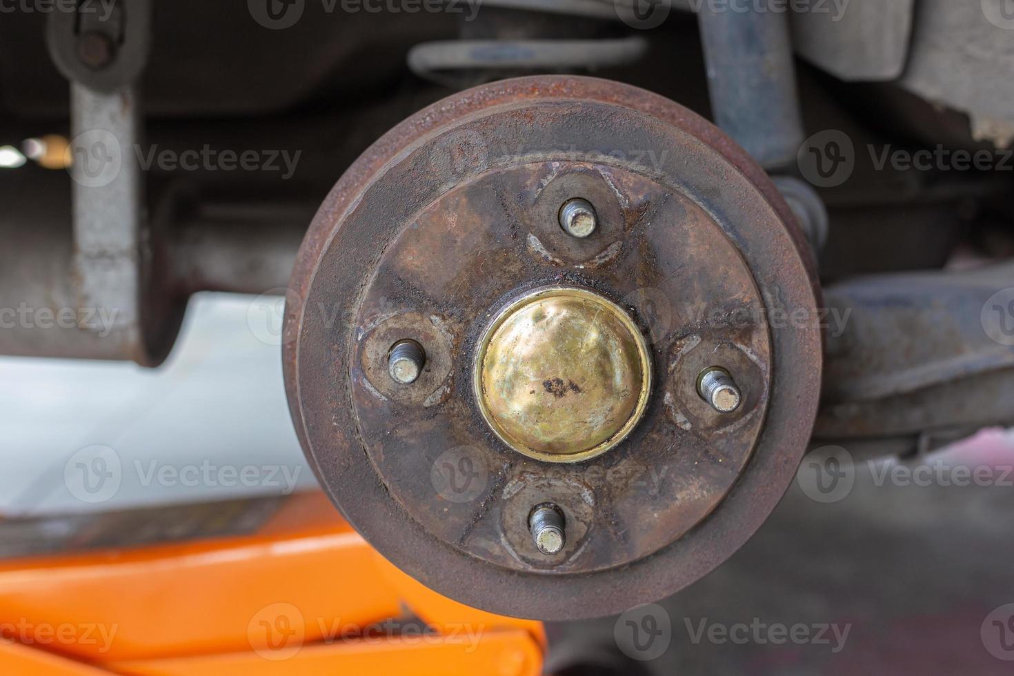 manutenção reparar e limpeza tambor freio e amianto freio almofadas Está parte do carro usar para Pare a carro para segurança às traseiro roda isto Novo poupar parte para reparar às carro garagem foto