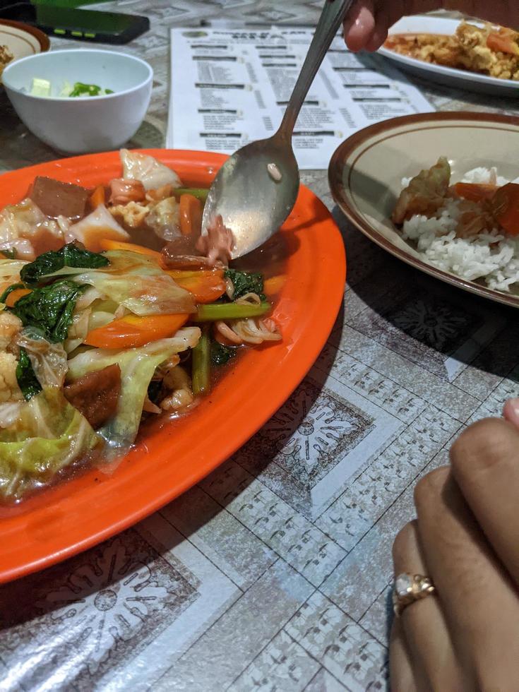 capcay tradicional chinesse Comida com cheio legumes e frango salsicha. a foto é adequado para usar para tradicional Comida fundo, poster e Comida conteúdo meios de comunicação.