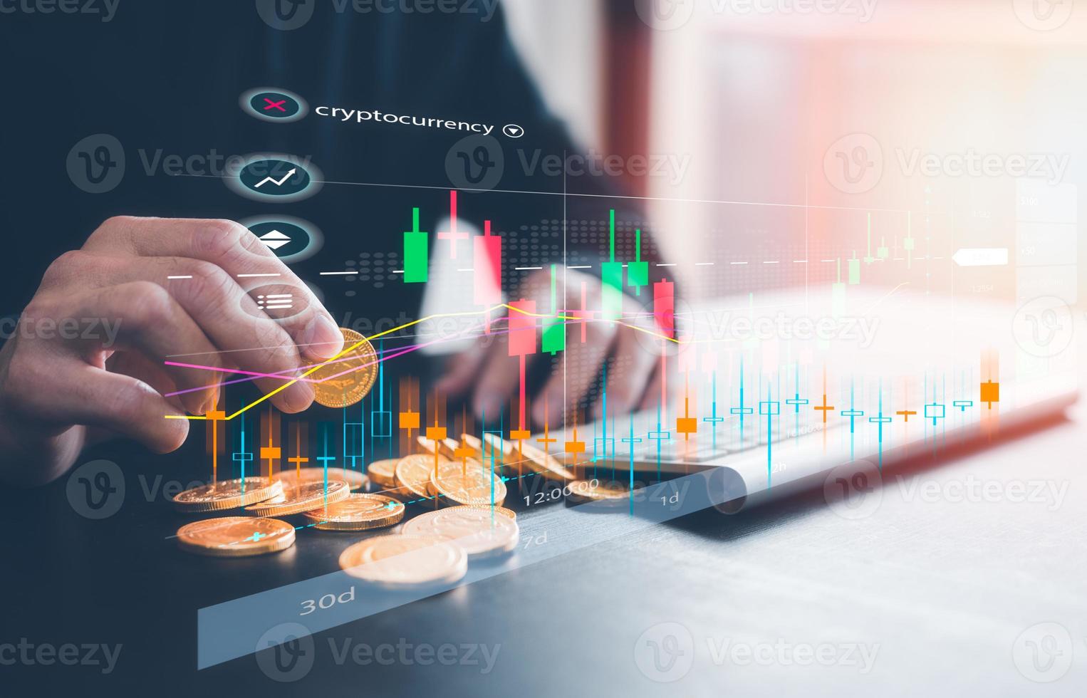 investimento financeiro estratégia conceito, homem segurando ouro moeda e trabalhando em teclado virtual negociação gráfico, estoque mercado negociação, criptomoeda intercâmbio, fundo para futuro foto